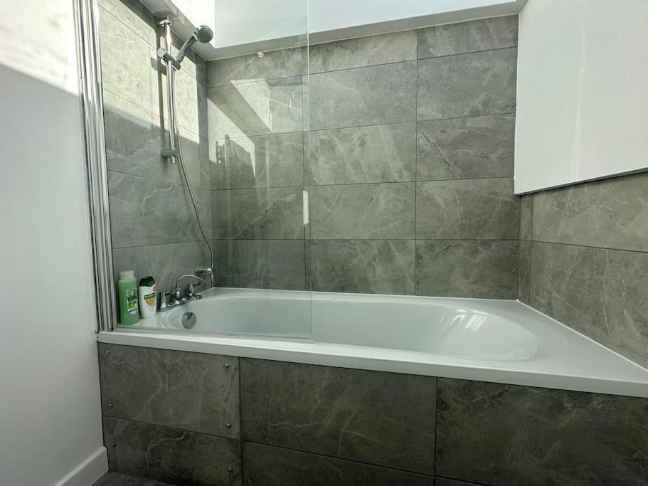 لندن Lovely New Decor Studio - 4 The Southwell المظهر الخارجي الصورة
